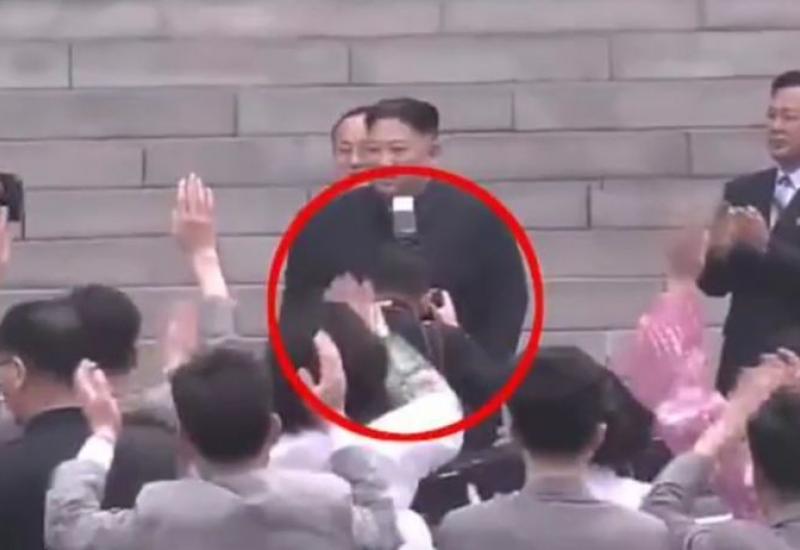 Osobni fotograf Kim Jong-Una dobio otkaz jer je blokirao pogled na njega - Osobni fotograf Kim Jong-Una dobio otkaz jer je blokirao pogled na njega
